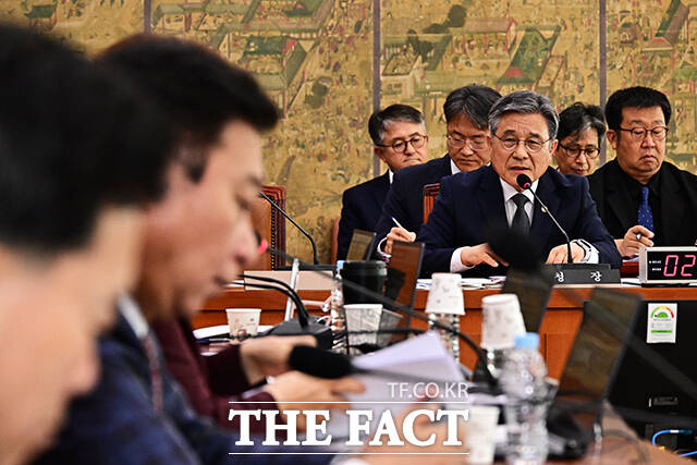 허민 국가유산청장이 16일 오전 서울 여의도 국회 문화체육관광위원회에서 열린 국가유산청에 대한 국정감사에 출석해 질의에 답변을 하고 있다. /국회=배정한 기자