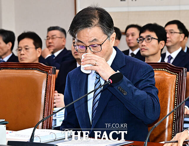 윤석열 전 대통령의 한남동 관저에 설치돼 있던 히노키탕과 다다미방이 감사원의 1차 감사보고서에서 누락됐다는 의혹이 제기됐다. 사진은 16일 오전 서울 여의도 국회 법제사법위원회에서 열린 감사원에 대한 국정감사에 출석한 최재해 감사원장. /국회=배정한 기자