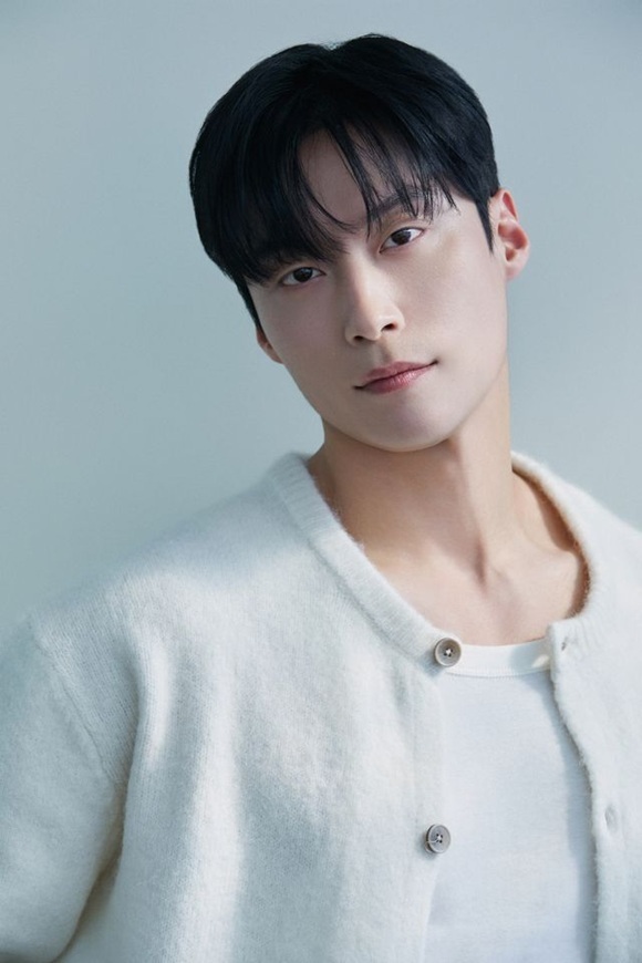 배우 허남준이 최근 서울 종로구 삼청동 한 카페에서 <더팩트>와 만나 JTBC 토일드라마 백번의 추억 종영 기념 인터뷰를 진행했다. /에이치솔리드