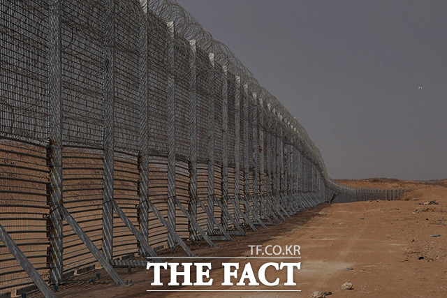 이스라엘과 팔레스타인 무장정파 하마스가 유해 송환 문제로 갈등을 겪는 가운데 가자지구 평화구상의 2단계 협상을 시작했다. 사진은 가자지구에 설치된 철조망 모습. /신화.뉴시스