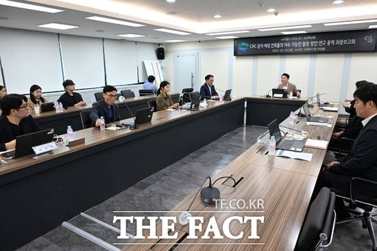 16일 의정부시청 의정홀에서 열린 캠프 레드클라우드(CRC) 존치 예정 건축물 활용 방안 연구 결과 보고회에서 참석자들이 다양한 활용 방안에 대해 논의하고 있다. /의정부시