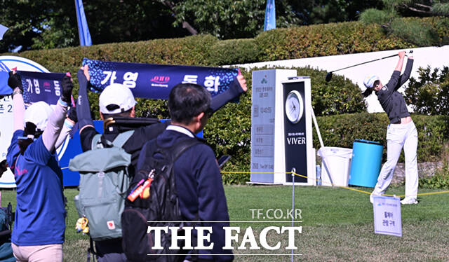 16일 경기 양주 레이크우드CC에서 KLPGA(한국여자프로골프)투어 상상인·한경 와우넷 오픈 2025 1라운드 경기가 열린 가운데, 갤러리들이 이가영 선수를 응원하고 있다. /양주=이새롬 기자