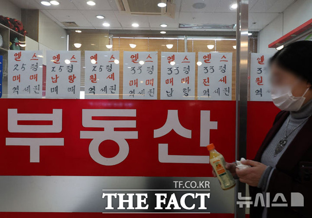 15일 토지거래허가제도가 서울 전역에 시행된 뒤 하루 지난 16일 마용성 중 마포를 대표하는 아파트 단지인 마포래미안푸르지오와 몇 년 동안 집값 상승세를 반영한 영등포구 신길뉴타운 지역의 부동산에는 전화벨이 그치지 않았다. 사진은 15일 토허제 발표 이후 한적한 강남구의 한 부동산 모습. /뉴시스