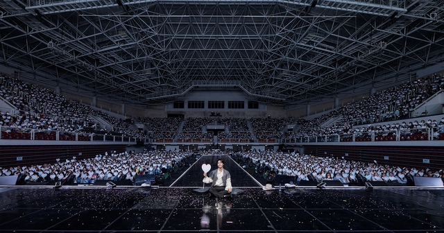 배우 박보검은 최근 서울 성북구 고려대학교 화정체육관에서 팬미팅 BE WITH YOU를 성황리에 마쳤다. 이번 팬미팅에서 박보검은 일반 가수 콘서트와 비슷한 20곡의 세트리스트를 선보였다./더블랙레이블