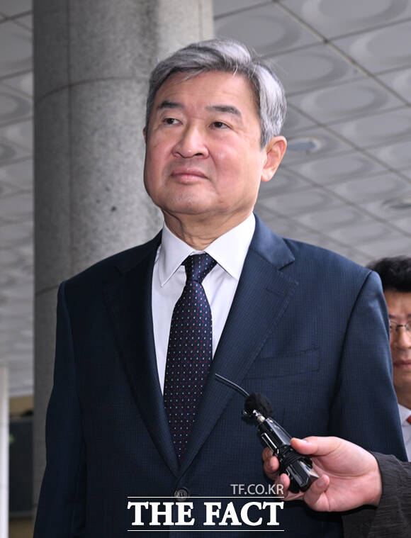 12·3 비상계엄 전후 상황에 관여한 혐의를 받는 조태용 전 국정원장이 15일 오전 서울 서울고등검찰청 청사에 마련된 내란 특검 사무실에 피의자 신분으로 출석하고 있다. /이새롬 기자