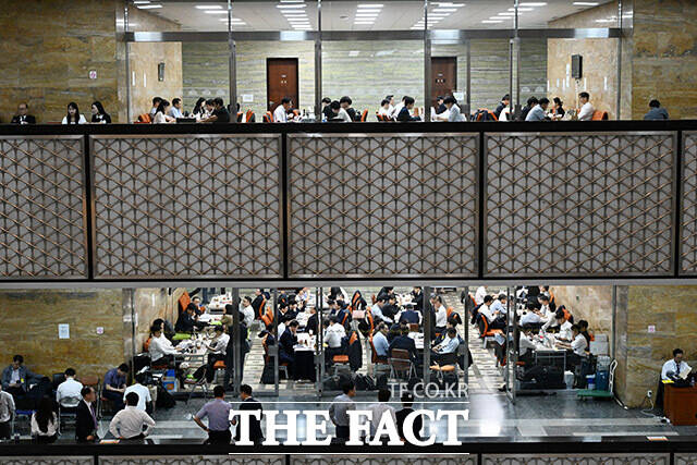 사진은 올해 국정감사가 시작된 지난 13일 오후 서울 여의도 국회 본청 복도에서 각 부처 공무원들이 국정감사 답변자료를 준비하고 있는 모습. /남용희 기자