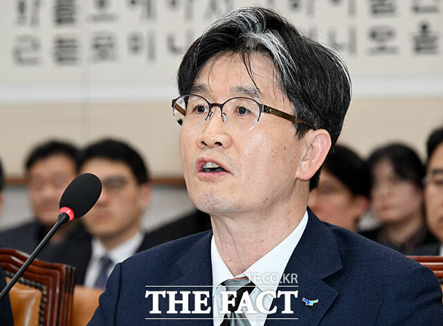 오동운 공수처장이 3월 12일 오후 서울 여의도 국회에서 열린 법제사법위원회 전체회의에 참석해 질의에 답변을 하고 있다. /국회=배정한 기자