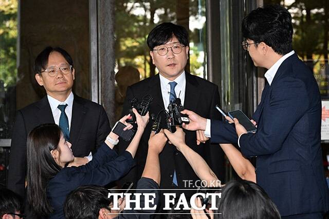 최태원 SK그룹 회장 측 이재근 변호사가 16일 오전 이혼 소송 상고심 선고 직후 법정 앞에서 취재진 질문에 답하고 있다. /남용희 기자