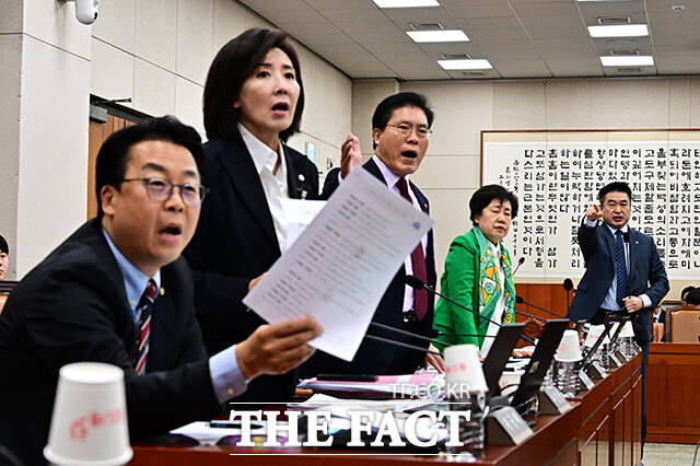 국민의힘은 16일 국회 상임위원장이 회의장 질서를 이유로 의원의 발언권을 박탈하는 것을 제한하는 내용의 국회법 개정을 추진하겠다고 밝혔다. 사진은 최혁진 무소속 의원이 이날 오후 서울 여의도 국회 법제사법위원회에서 열린 감사원에 대한 국정감사에 참석해 국민의힘 의원들을 향해 발언을 하고 있는 모습. /배정한 기자