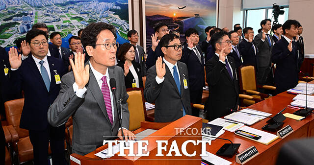함진규 한국도로공사 사장(왼쪽)이 16일 서울 여의도 국회에서 열린 국토교통위원회의 한국도로공사 등에 대한 국정감사에 출석해 증인 선서를 하고 있다. /국회=남윤호 기자