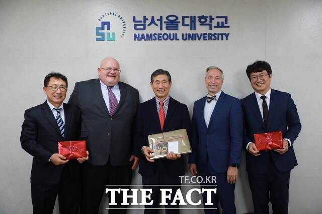 14일 남서울대학교를 방문한 미국 캠벨스빌대학교 총장과 부총장이 양교의 협력 방안을 논의한 뒤 기념 촬영을 하고 있다. /남서울대학교