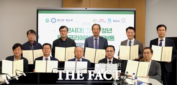 박희조 동구청장이 16일 대전대학교에서 열린 ‘청년 로컬크리에이터 해커톤’ 업무협약식에서 관계자들과 기념촬영을 하고 있다. /대전 동구