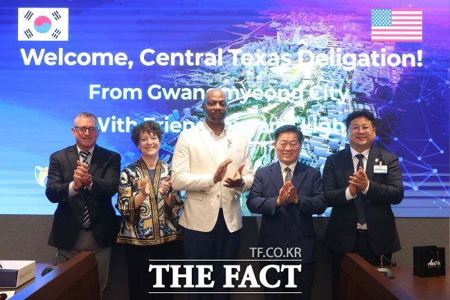 박승원 광명시장(오른쪽 2번째)과 미국 오스틴시 대표단 (왼쪽부터)마크 듀발 오스틴 아시안 상공회의소 대표이사, 크리스티 브라이언트 자매도시협회 의장, 에릭 존슨 오스틴시 부시 관리자가 광명시 방문 기념사진을 촬영하고 있다. /광명시