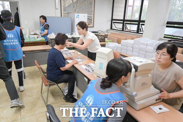 공주시가 올해 펼친 ‘농촌 왕진버스 사업’ 가운데 이인면 농촌 왕진버스 사업 장면. /공주시