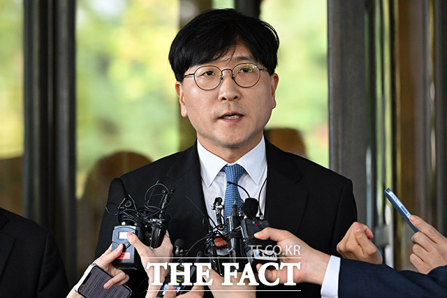 최태원 SK그룹 회장과 노소영 아트센터 나비 관장의 이혼 소송 선고가 16일 오전 서울 서초구 대법원에서 열린 가운데 최 회장 측 이재근 변호사가 입장을 밝히고 있다. /남용희 기자