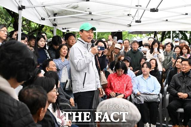 오세훈 서울시장이 13일 오전 대치은마아파트 재건축 현장을 찾아 주민과 간담회를 하고 있다. /서울시