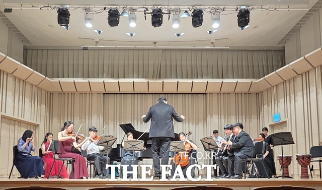 15일 서울 중구 푸르지오홀에서 장애인 클래식 연주단 OCI드림앙상블과 멘토들이 공연을 하고 있다. /OCI홀딩스