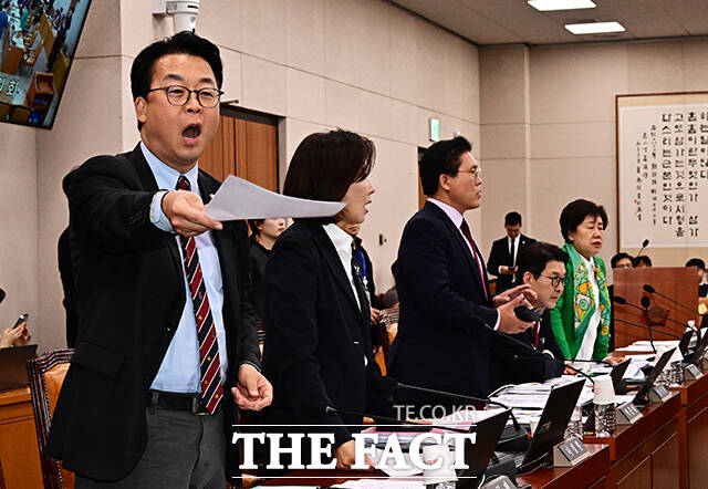 정회 선포 뒤 목소리 높이는 곽규택 국민의힘 의원.