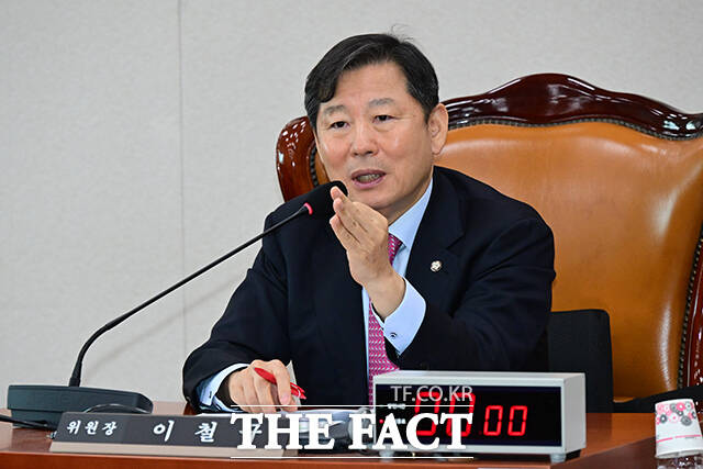 이철규 위원장이 박원동 코트라 상임감사의 성비위 의혹과 관련해 신문하고 있다.