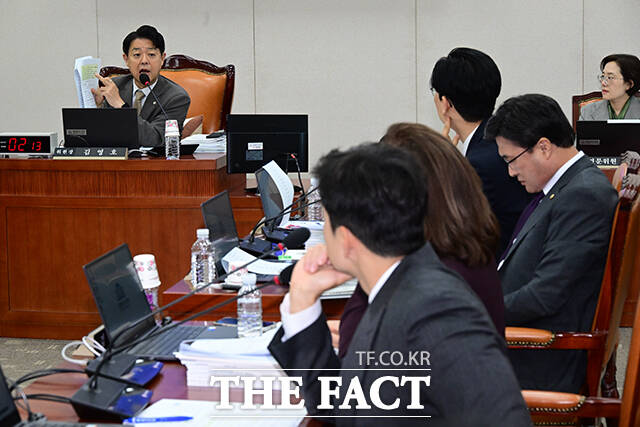 김영호 위원장과 국민의힘 소속 의원들이 청탁 사주 발언과 관련해 발언하고 있다.