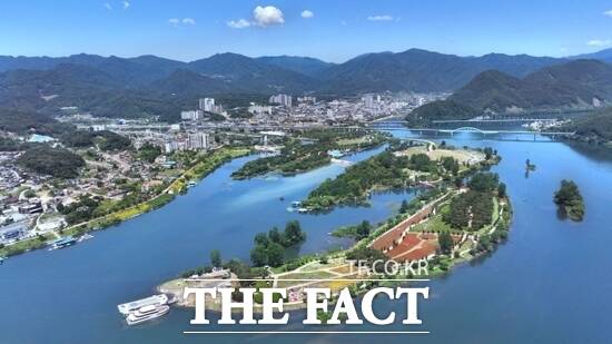 15일 경기도 제2호 지방정원으로 정식 등록된 경기 가평군 소재 자라섬 정원의 전경. /가평군