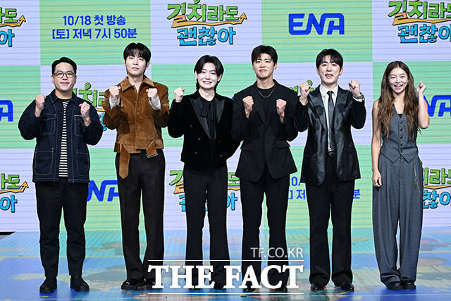 공대한PD와 가수 손태진 김용빈 박지현, 코미디언 김원훈, 모델 겸 방송인 송해나(왼쪽부터)가 16일 오전 서울 마포구 상암동 쇼킹케이팝센터에서 열린 ENA 새 예능 프로그램 길치라도 괜찮아 제작발표회에 참석해 포즈를 취하고 있다. /서예원 기자