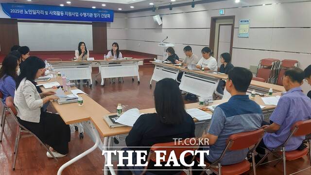 장흥군이 노인 일자리 수행기관 간담회를 개최하고 있다./장흥군