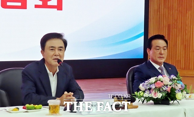 김태흠 충남도지사(왼쪽)가 16일 논산시 아트센터에서 열린 민선8기 4년차 시군 방문에 앞서 백성현 논산시장과 언론인 간담회를 갖고 있다. /김형중 기자