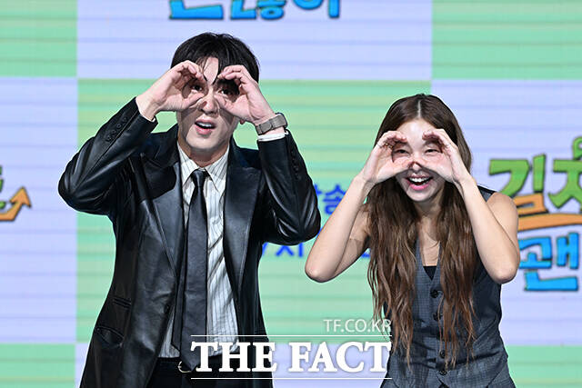 코미디언 김원훈(왼쪽)과 모델 겸 방송인 송해나가 16일 오전 서울 마포구 상암동 쇼킹케이팝센터에서 열린 ENA 새 예능 프로그램 길치라도 괜찮아 제작발표회에 참석해 MC로 활약하는 소감을 전했다. /서예원 기자