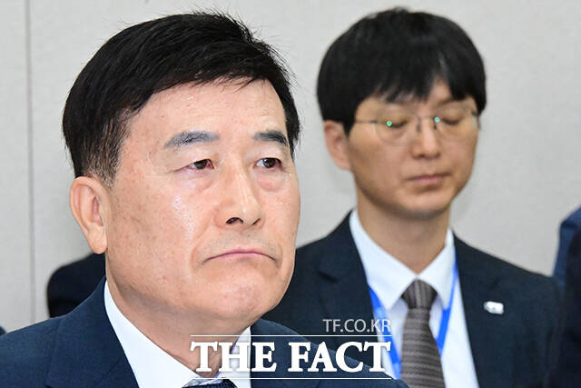 굳은 표정의 허성우 한국교육시설안전원 이사장.