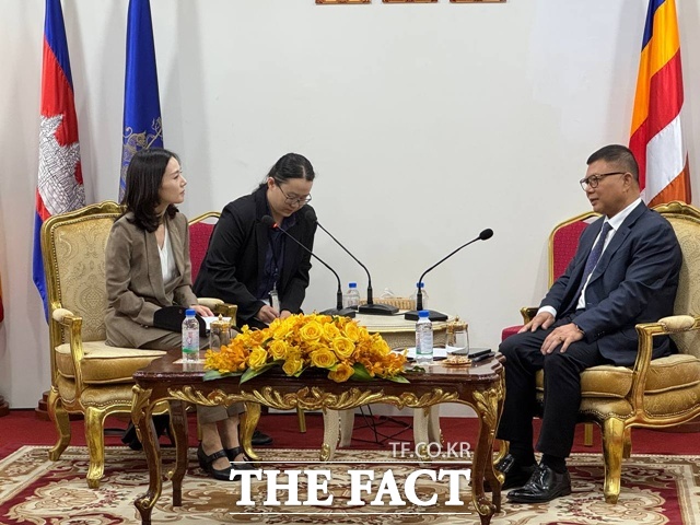 김진아 외교부 제2차관 겸 캄보디아 취업사기·감금 정부합동대응팀 단장은 16일 캄보디아 수도 프놈펜에서 훈 마넷 캄보디아 총리를 만나 한국인을 겨냥한 취업사기·감금 범죄에 유감을 표명했다. /외교부