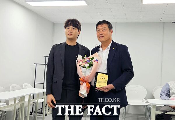 여성용 유성구의회 의원(부의장, 오른쪽)이 16일 대전아이파크시티1단지 주민들로부터 복용초교 통학로 안전 환경 조성과 지역 경제 활성화에 기여한 공로로 감사패를 받았다. /여성용 의원실