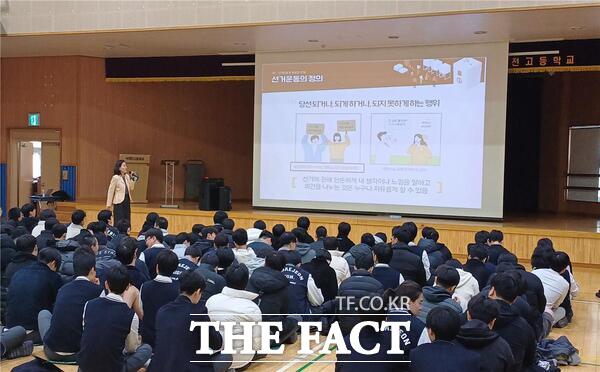 대전시선거관리위원회는 대전지역 관내 69개 모든 고등학교의 학생 2만 5000여 명을 대상으로 지난 3월부터 진행한 ‘2025년도 새내기유권자연수’를 완료했다. 사진은 대전 관내 고등학교 학생들이 민주주의와 주권 행사의 중요성, 새내기유권자의 권리와 의무, 투·개표 등 선거절차에 대한 교육을 듣고 있는 모습. /대전선거관리위원회