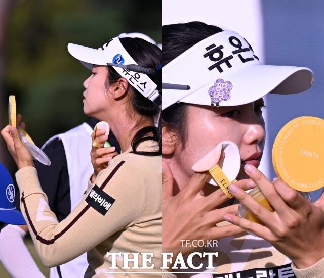 박도영이 16일 경기 양주 레이크우드CC에서 열린 KLPGA(한국여자프로골프)투어 상상인·한경 와우넷 오픈 2025 1라운드 경기에 참가해 10번홀 티샷에 앞서 자외선 차단을 위한 메이크업을 하고 있다. /양주=이새롬 기자