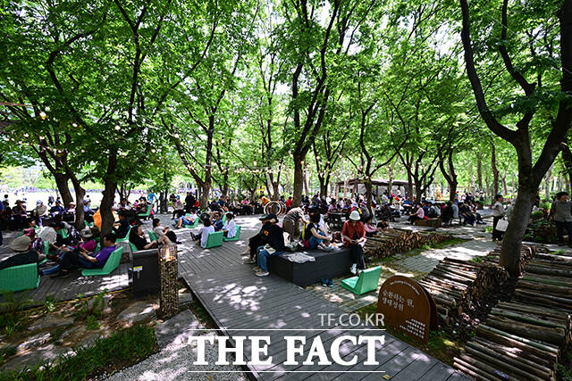 2025 서울국제정원박람회 개막 첫 날인 5월 22일 오후 서울 동작구 보라매공원 생태정원에서 시민들이 휴식을 하고 있다./남윤호 기자
