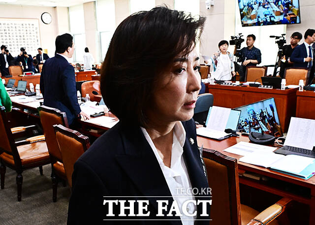 나경원 국민의힘 의원이 16일 오전 서울 여의도 국회 법제사법위원회에서 열린 감사원에 대한 국정감사에 참석해 더불어민주당 의원과 설전을 벌인 뒤 회의장을 나서고 있다. /국회=배정한 기자