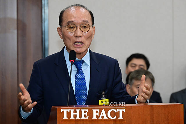 박원동 대한무역투자진흥공사(코트라) 상임감사가 16일 오전 서울 여의도 국회에서 열린 산업통상자원중소벤처기업위원회의 대한무역투자진흥공사 등에 대한 국정감사에 출석해 질의 답변을 하고 있다. /국회=남윤호 기자