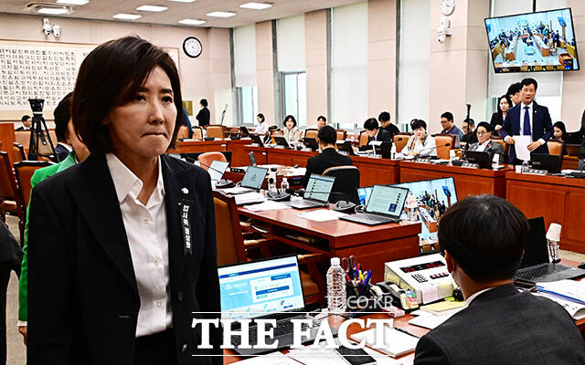 국감장 떠나는 나경원 국민의힘 의원.