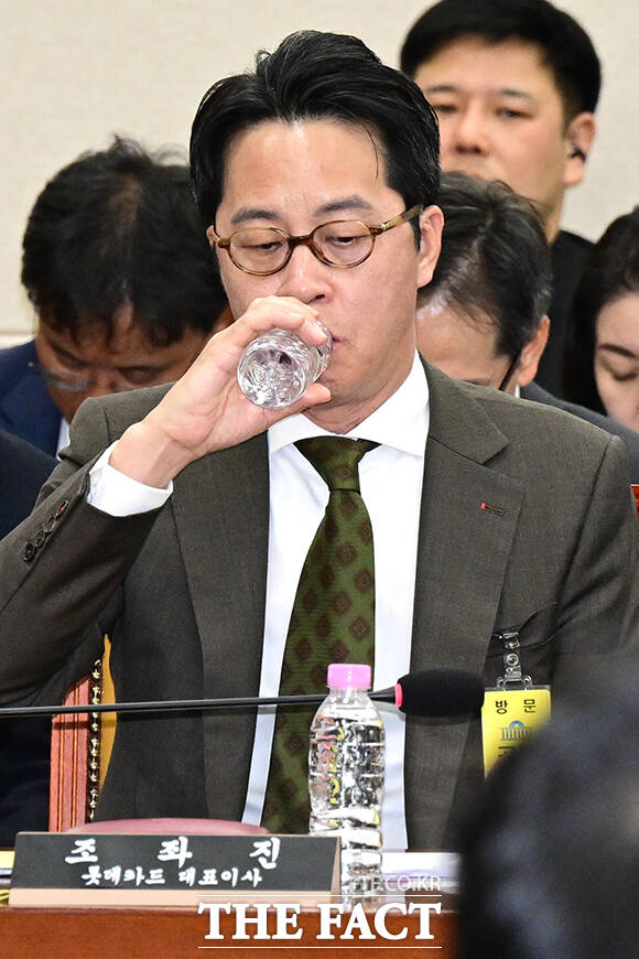 지난달 24일 조좌진 롯데카드 대표이사가 서울 여의도 국회 과학기술정보방송통신위원회에서 열린 '대규모 해킹사고(통신·금융) 관련 청문회'에 출석해 물을 마시고 있다. /남윤호 기자
