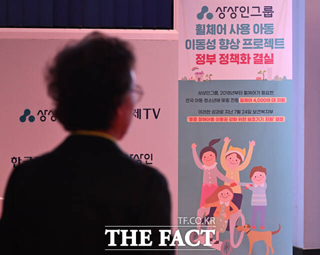 16일 경기 양주 레이크우드CC에서 상상인·한경 와우넷 오픈 2025 1라운드가 열린 가운데, 클럽하우스 로비에 주최사인 상상인그룹의 휠체어 사용 아동 이동성 향상 프로젝트 정부 정책화를 알리는 배너가 설치돼 있다. /양주=이새롬 기자