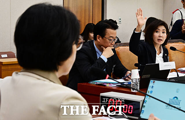 추미애 법사위원장에게 의사진행 발언 신청하는 나경원 국민의힘 의원(오른쪽).