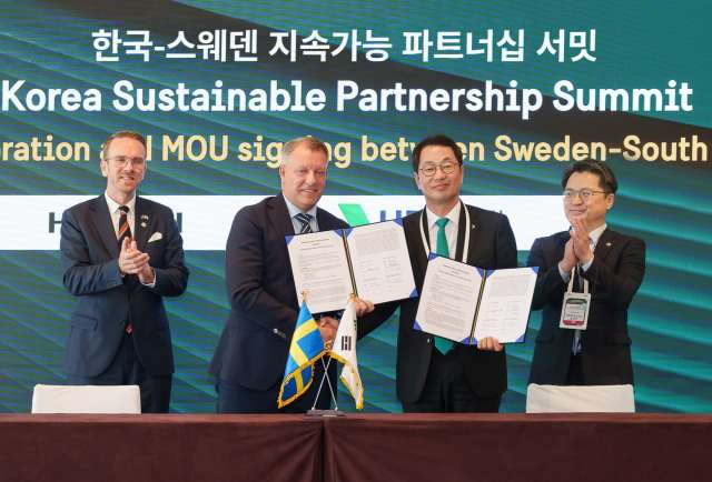 HD현대일렉트릭은 16일 그랜드 하얏트 서울에서 열린 한국-스웨덴 지속 가능 파트너십 서밋에서 히타치에너지와 HVDC 기술에 대한 전략적 협력 및 양해각서(MOU)를 체결했다. /HD현대일렉트릭