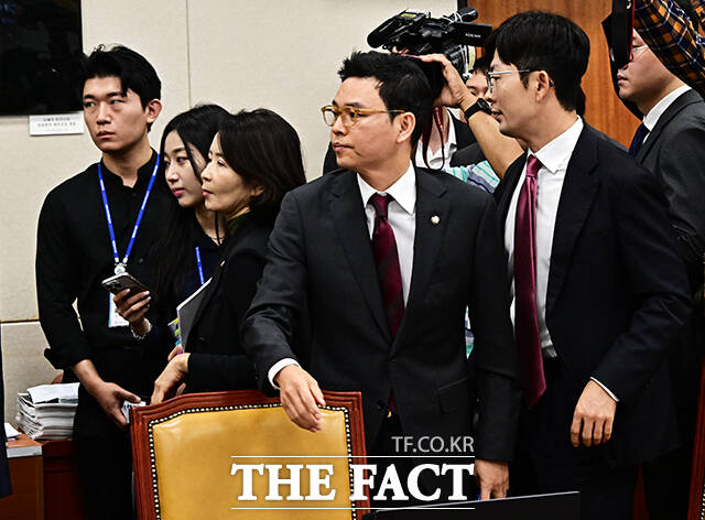 정회 선언 뒤 국감장 나서는 박정훈 국민의힘 의원.