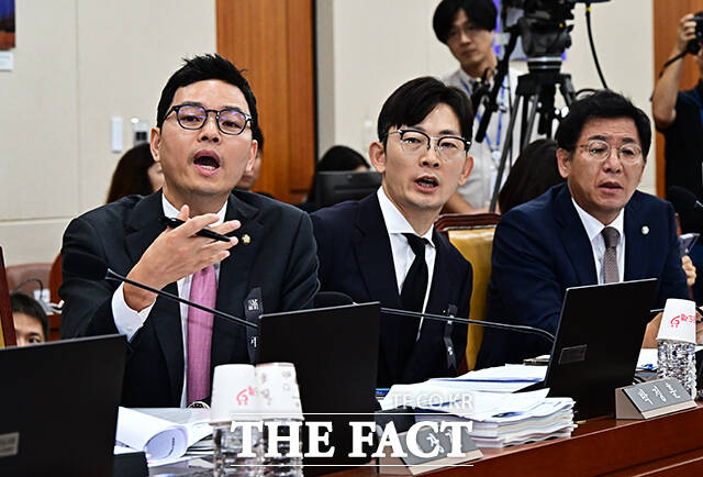 더불어민주당 문금주·이기헌·이훈기 의원이 16일 박정훈 국민의힘 의원(왼쪽)에 대한 징계요구안을 국회 의안과에 제출했다./배정한 기자
