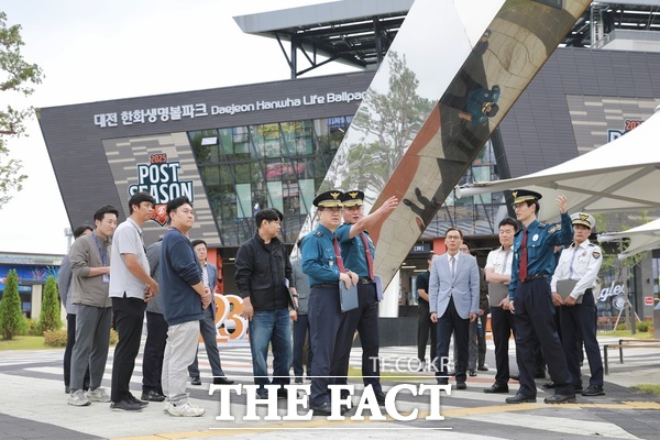 최주원 대전경찰청장이 16일 대전 한화생명 볼파크 현장에서 관계자들과 암표 단속에 대해 논의하고 있는 모습. /대전경찰청