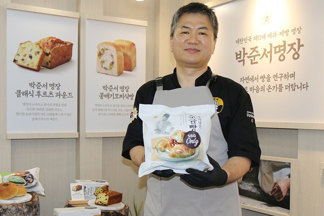 신세계푸드가 박준서 명장과 함께 베이커리 신상품을 선보인다. /신세계푸드