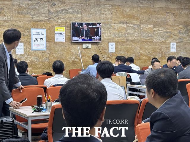 16일 서울 여의도 국회에서 국정감사가 이어지고 있는 가운데 피감기관 담당자들이 실시간 중계 영상을 지켜보고 있다. /국회=이하린 기자