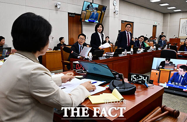 추미애 법사위원장에게 항의하는 국민의힘 의원들.