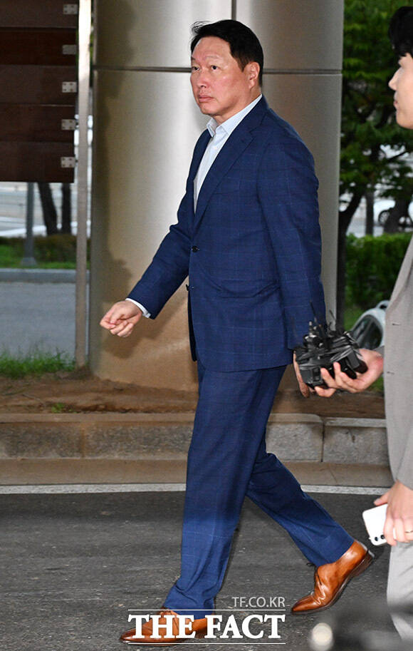 최태원 SK그룹 회장이 서울김포비즈니스항공센터에 도착해 이동하고 있다. /남용희 기자