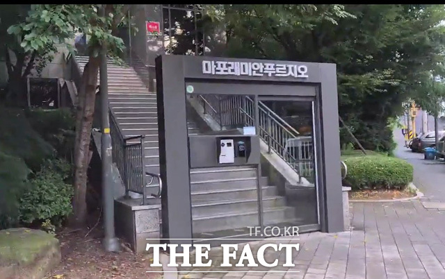 11년 전 미분양 사태가 무색하게 꾸준한 상승세를 기록한 마래푸 인근 부동산에도 15일 토허제 이후 급매물이 등장했고, 문의가 이어졌다. /서울 마포=오승혁 기자